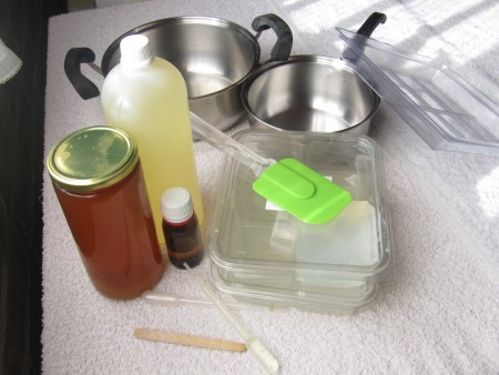 Preparada per fer sabo de glicerina, mel i ametlles